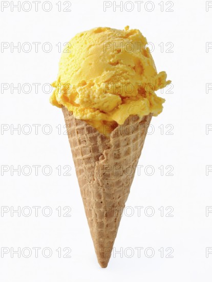 Eine knusprige Eiswaffel gefüllt mit cremigem Mangoeis, AI generiert, AI generated