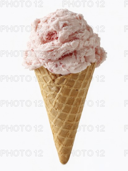 Eine knusprige Eiswaffel gefüllt mit cremigem Erdbeereis, AI generiert, AI generated