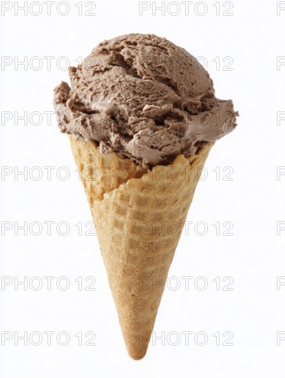 Eine knusprige Eiswaffel gefüllt mit cremigem Schokoladeneis, AI generiert, AI generated