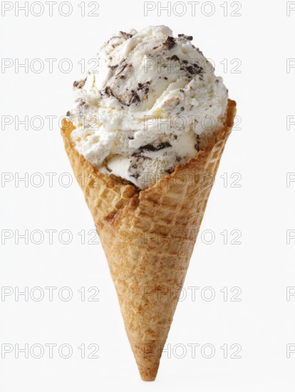 Eine knusprige Eiswaffel gefüllt mit cremigem Stracciatellaeis, AI generiert, AI generated