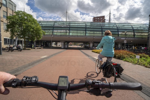 Cycling in the Dutch city of Houten, south of Utrecht, around 50, 000 people live here and work in the region, the traffic concept is consistently geared towards cycling, cars stay on the outskirts of the city districts, very well-developed cycling infrastructure, considered a model city in the Netherlands