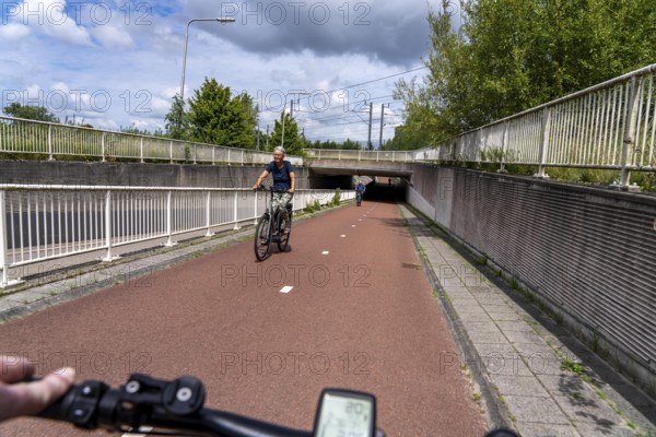 Cycling in the Dutch city of Houten, south of Utrecht, around 50, 000 people live here and work in the region, the traffic concept is consistently geared towards cycling, cars stay on the outskirts of the city districts, very well-developed cycling infrastructure, considered a model city in the Netherlands, long-distance cycle path to Utrecht