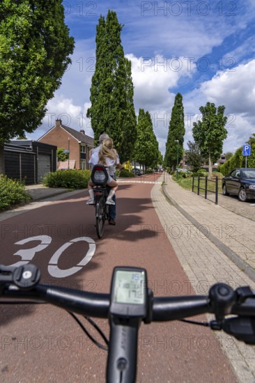 Cycling in the Dutch city of Houten, south of Utrecht, around 50, 000 people live here and work in the region, the traffic concept is consistently geared towards cycling, cars stay on the outskirts of the city districts, very well-developed cycling infrastructure, considered a model city in the Netherlands
