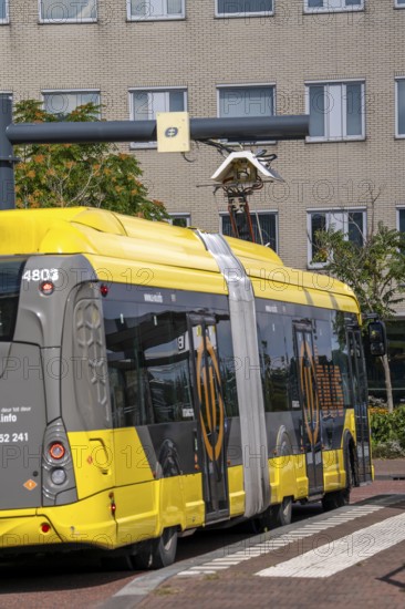U-OV bus station at Utrecht-Lunetten railway station, electric bus, fast charging station via pantograph on the roof, direct connection of bus, train and cycle route, Netherlands