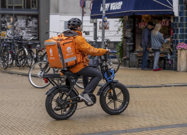 Bicycle transport in Groningen, thuisbezorg.nl Bote, renamed Just eat, in Germany the delivery service is called Liferando, with e-bike in moped style, Fatbike, Netherlands