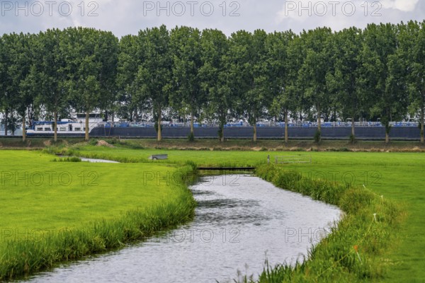 The Amsterdam-Rhine Canal, Amsterdam-Rijnkanaal, 72 km long, artificial waterway, connects the harbour of Amsterdam with the Waal, the largest branch of the Rhine in the Rhine-Meuse delta, connecting Rhine shipping with the 2nd largest seaport in the Netherlands, one of the busiest waterways in the world, Netherlands