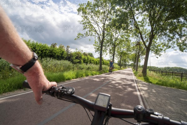 Cycling south of Utrecht, long-distance cycle path to Houten, around 50, 000 people live here and work in the region, the traffic concept is consistently geared towards cycling, cars remain on the outskirts of the city districts, very well-developed cycling infrastructure, considered a model city in the Netherlands, Utrecht