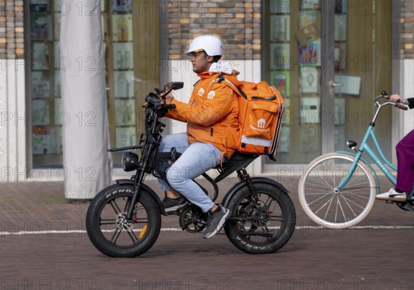 Bicycle transport in Groningen, thuisbezorg.nl Bote, in Germany the delivery service is called Liferando, with e-bike in moped style, Fatbike, Netherlands