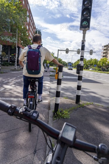 Inner-city cycle path, separated from the carriageway for cars, cycle traffic lights, request button, Netherlands
