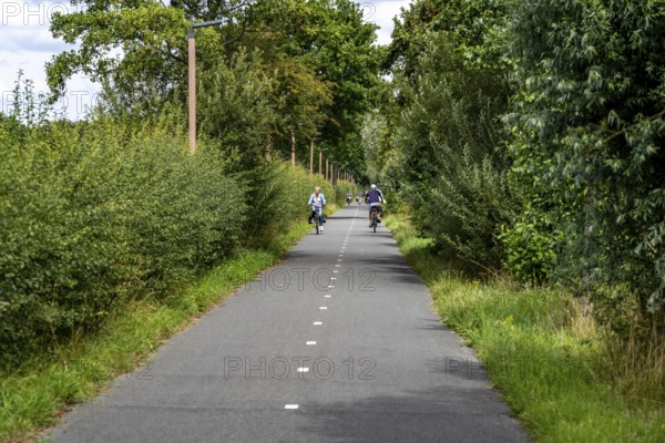 Cycle path to, from the university campus in Utrecht Science Park, Utrecht University, long-distance cycle path to the surrounding municipalities, wider, cycle path, Netherlands