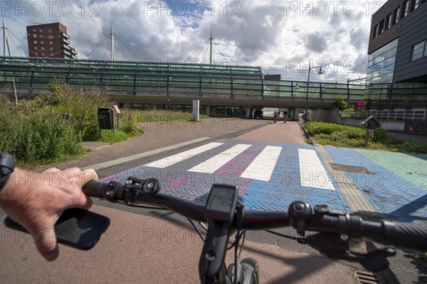 Cycling in the Dutch city of Houten, south of Utrecht, around 50, 000 people live here and work in the region, the traffic concept is consistently geared towards cycling, cars stay on the outskirts of the city districts, very well-developed cycling infrastructure, considered a model city in the Netherlands