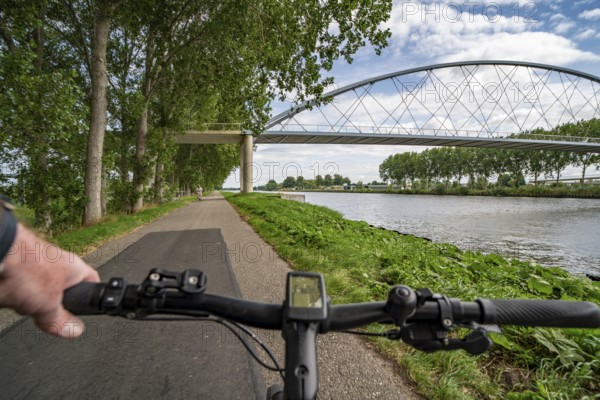 The Amsterdam-Rhine Canal, Amsterdam-Rijnkanaal, 72 km long, artificial waterway, connects the harbour of Amsterdam with the Waal, the largest branch of the Rhine in the Rhine-Meuse delta, connection of Rhine shipping with the 2nd largest seaport in the Netherlands, one of the busiest waterways in the world, cycle path along the canal, Liniebrug, bicycle and pedestrian bridge, Netherlands