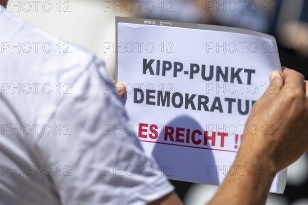 Sign with the inscription KIPPPUNKT DEMOKRATUR ES REICHT at a rally in Ludwigshafen