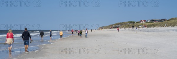 Germany, Schleswig-Holstein, North Frisia, Sylt, Wenningstedt, People on the beach