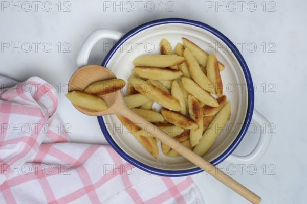 Fried puff noodles in bowl