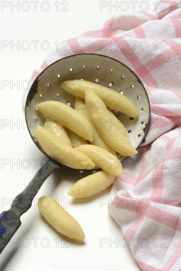 Raw Schupfnudeln in Siebkelle, Nudelsorte, Germany