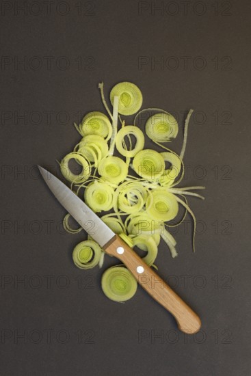 Leeks, leek rings with kitchen knife, sliced leek stalk, leek