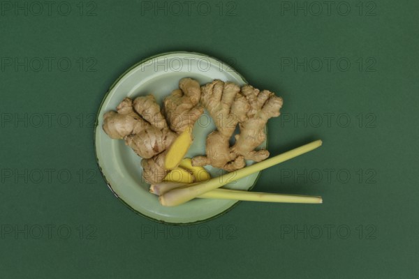 Ginger tubers and lemongrass on plate, Zingiber officinale, Cymbopogon citratus