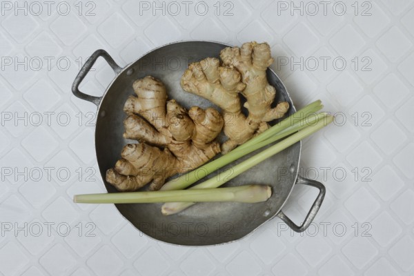 Ginger, ginger tubers and lemongrass with peel