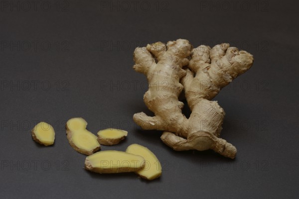 Ginger and ginger slices, Zingiber officinale