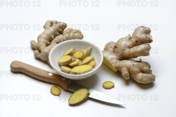 Ginger, ginger tubers and ginger slices in small bowls