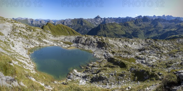 Mountain panorama over Laufbichlsee, behind it the Hochvogel, 2592m, Allgäu Alps, Allgäu, Bavaria, Germany
