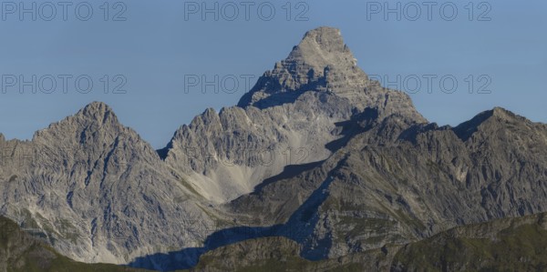 Mountain panorama from the Koblat-Höhenweg on the Nebelhorn across the Obertal with lush green meadows to the Hochvogel and Rosszahn group with the Hochvogel, 2592m, Allgäu, Bavaria, Germany