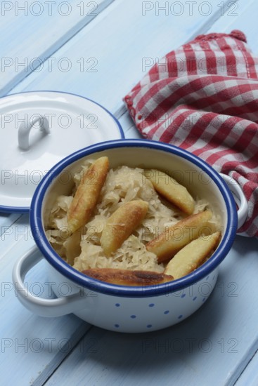 Fried puff noodles with sauerkraut in pots