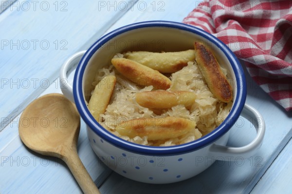 Fried puff noodles with sauerkraut in pots