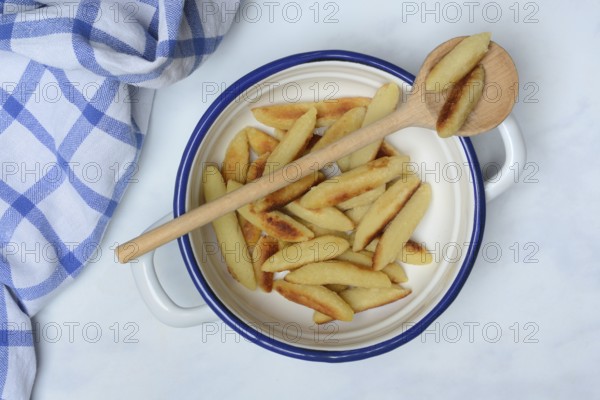 Fried puff noodles in bowl