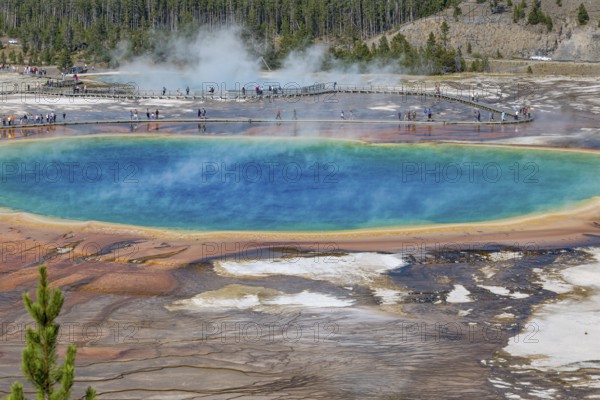 180823_011 Park visitors on observation boardwalk get close up view of the Grand Prismatic Spring in the Midway Geyser Basin of Yellowstone National Park, Wyoming