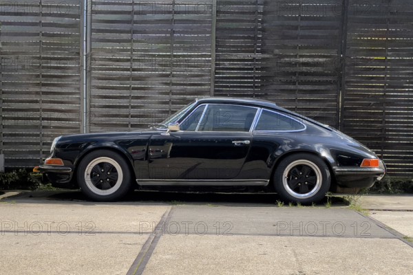 Oldtimer classic car Porsche 911 2.0 coupe in black black paint, international