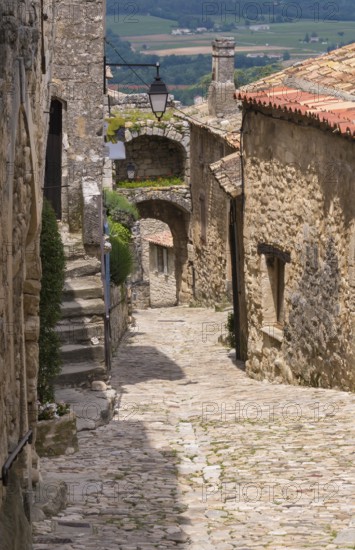 Medieval alley in the village of Lacoste, Vaucluse, Provence Alpes Côte d'Azur, Provence, France
