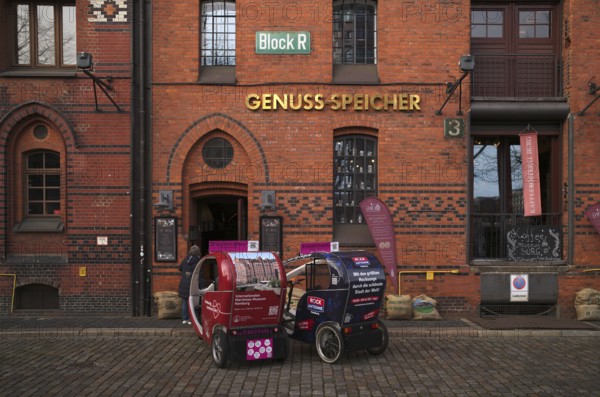 Pedalo Tour bicycles with advertising for the International Maritime Museum Peter Tamm park, stand in front of café, coffee roastery, gourmet storage, warehouses, brick buildings, Hamburger Speicherstadt, Hafencity, Free and Hanseatic City of Hamburg, Germany