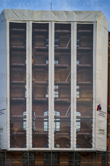 Construction work, renovation behind scaffolding tarpaulin, Buck weather protection tarpaulin, warehouses, brick buildings, Hamburger Speicherstadt, Hafencity, Free and Hanseatic City of Hamburg, Germany