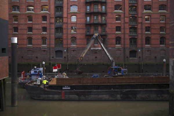 Dredging vessel in the canal, dredging, warehouses, brick buildings, Hamburger Speicherstadt, Hafencity, Free and Hanseatic City of Hamburg, Germany