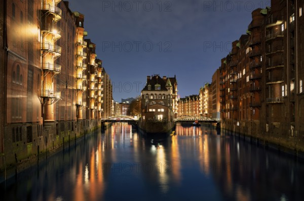 Night view, historic moated castle, warehouses, brick buildings, canal, Hamburger Speicherstadt, Hafencity, Free and Hanseatic City of Hamburg, Germany