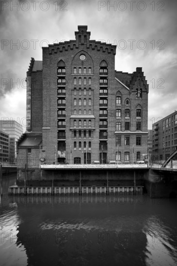 Peter Tamm International Maritime Museum, warehouses, brick buildings, Hamburger Speicherstadt, canal, black and white, Hafencity, Free and Hanseatic City of Hamburg, Germany
