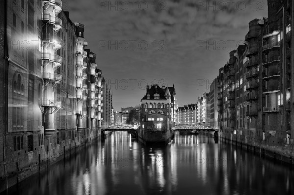 Night view, historic moated castle, warehouses, brick buildings, canal, Hamburger Speicherstadt, Hafencity, black and white, Free and Hanseatic City of Hamburg, Germany