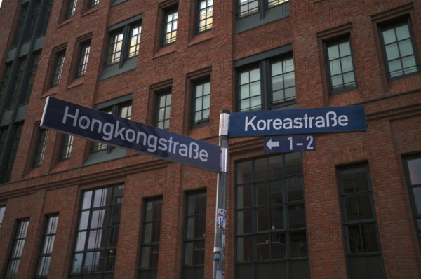 Street signs Hongkongstraße, Koreastraße, warehouses, façade, brick buildings, Hamburger Speicherstadt, Hafencity, Free and Hanseatic City of Hamburg, Germany