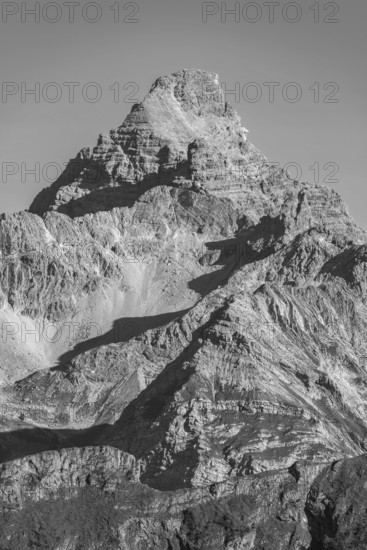 Mountain panorama from the Koblat-Höhenweg on the Nebelhorn across the Obertal with lush green meadows to the Hochvogel and Rosszahn group with the Hochvogel, 2592m, Allgäu, Bavaria, Germany