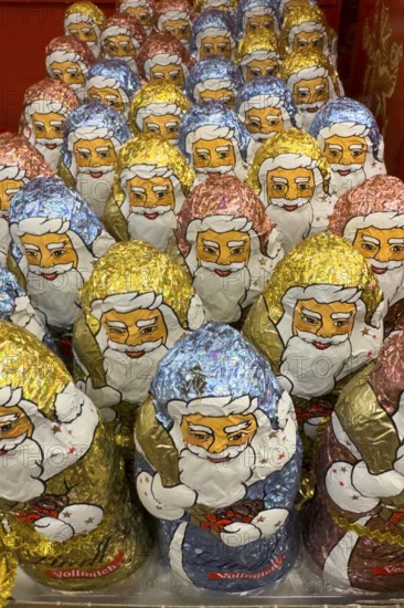 Display on the shelf of chocolate Santa Claus chocolate Santa Claus Santa Claus Santa Claus Santa Claus chocolate Santa Claus chocolate Santa Claus chocolate lice Santa Claus chocolate lice Santa Claus in color red of colored staniol paper made of chocolate arranged like army of Santa Claus, Germany