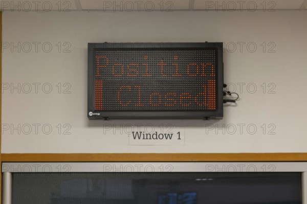 Position Closed sign at railway ticket office, Exeter St Davids railway station, Exeter, Devon, England, UK