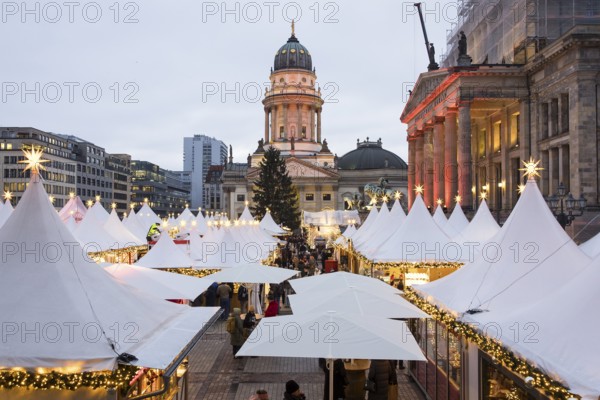 Stalls at the Christmas market WeihnachtsZauber Gendarmenmarkt on the Gendarmenmarkt, Berlin, 24.11.2025