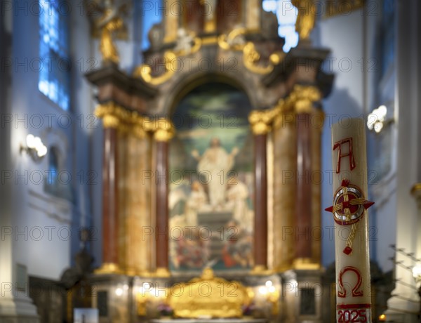Interior photo, sacrificial candle, choir, altar, main evangelical church of St. Michaelis, Michel for short, Free and Hanseatic City of Hamburg, Germany