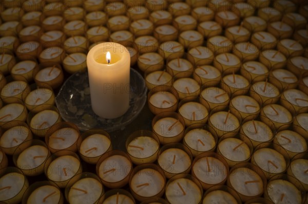 Interior photo, sacrificial candles, main evangelical church of St. Michaelis, Michel for short, Free and Hanseatic City of Hamburg, Germany