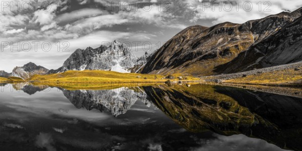 Mountain panorama in autumn, Eissee, Oytal, behind Großer Wilder, 2379m, Hochvogel and Rosszahn Group, Allgäu Alps, Allgäu, Bavaria, Germany