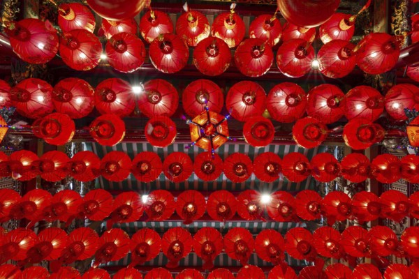 Traditional Chinese lanterns, numerous lanterns hanging from the ceiling, Wat Mangkon Kamalawat, Yaowarat Road, Chinatown, Bangkok, Thailand