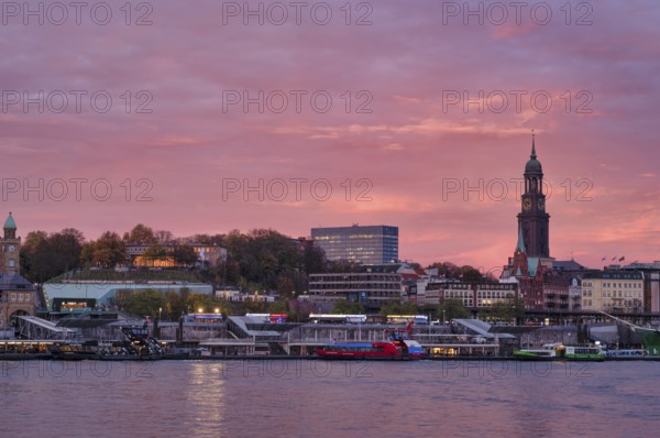 Excursion boats, main evangelical church of St. Michaelis, Michel for short, piers, Free and Hanseatic City of Hamburg, evening light, twilight, Germany