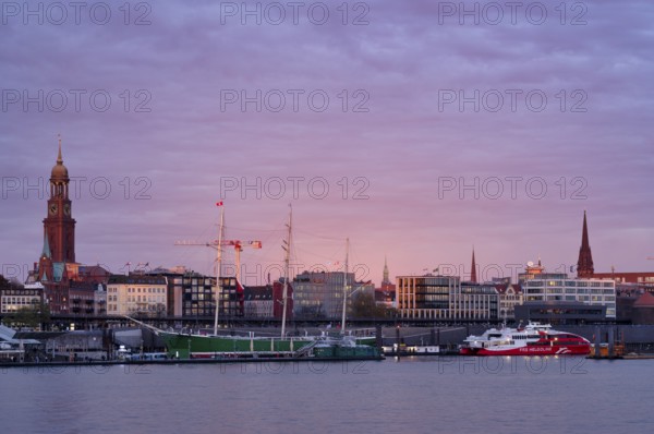 Museum ship Rickmer Rickmers, half-jet of FRS Helgoline, main evangelical church of St. Michaelis, Michel for short, Landungsbrücken, Free and Hanseatic City of Hamburg, evening light, twilight, Germany